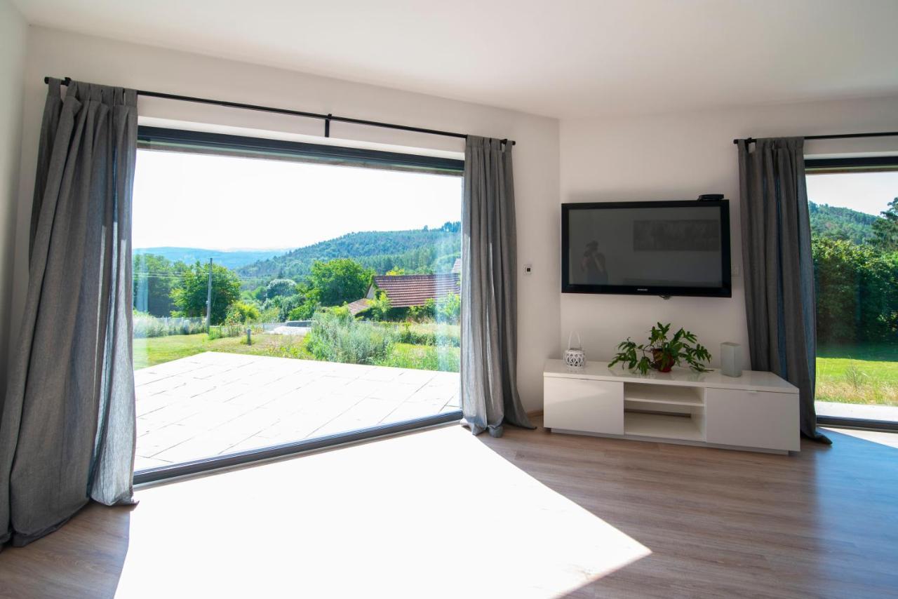 Wellness bungalov - vodní nádrž Slapy - 40km od Prahy Necin Exteriér fotografie